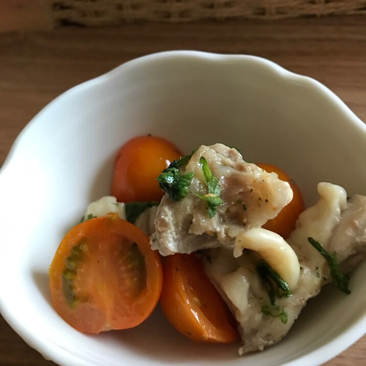 鳥もも肉とミニトマトの青じそ炒め